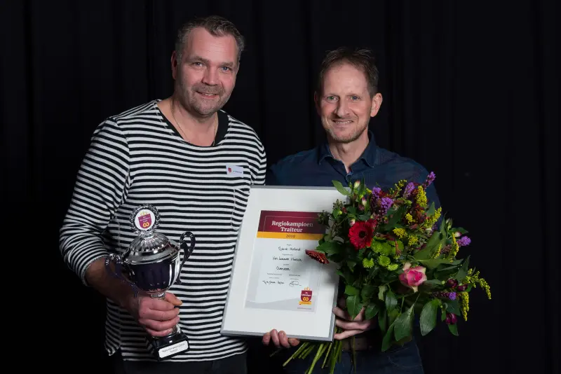 Uitreiking van de titel Regiokampioen Traiteur 2019, met beker, oorkonde en bloemen